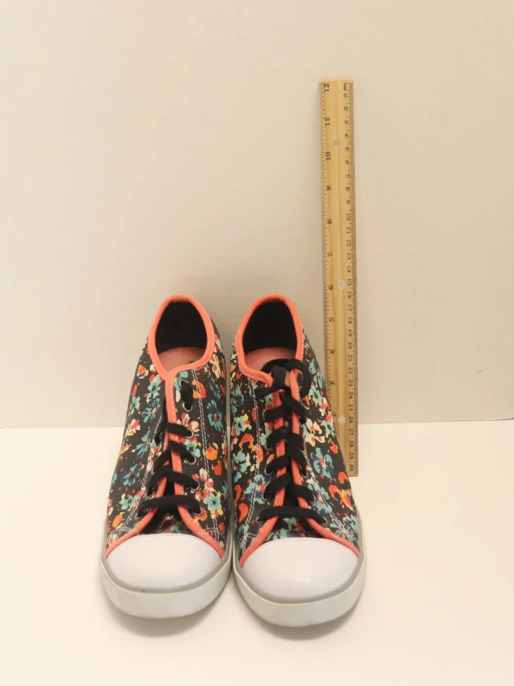 S Logo Circle with a Cross Mark in it Women's Shoes High Top Tennis Size 10 Med